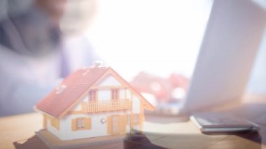 Ev modeli ve icra dizüstü kullanarak dijital animasyon. Sondaj blokta hakimler beceriyor tokmak