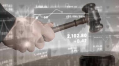 İş grafik ekranda mali rakamlar karşı kavramsal dijital animasyon. Yargıç tokmak blokta beceriyor