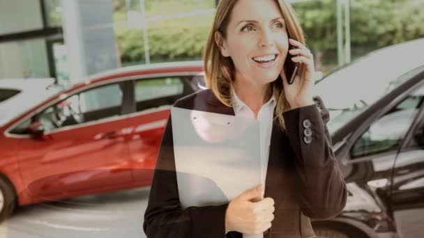 Animazione Digitale Vendite Femminili Dirigente Parlando Telefono Auto Showroom Giudici — Video Stock