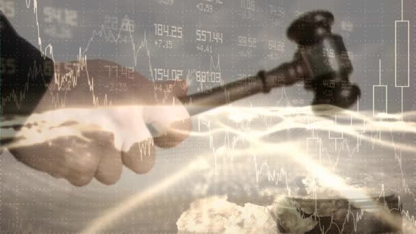Концептуальна Цифрова Анімація Бізнес Графа Фінансових Фігур Проти Хмари Суддя — стокове відео