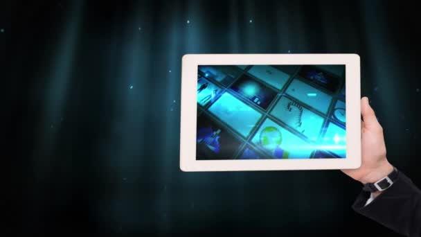 平板电脑中显示的商业图形帧的数字动画 蓝色背景上的光束 — 图库视频影像