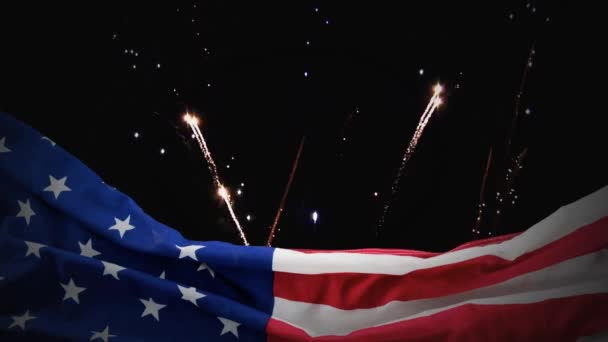 Cyfrowej Animacji Fajerwerków Skyline Nocy Amerykańską Flagę Pierwszym Planie — Wideo stockowe