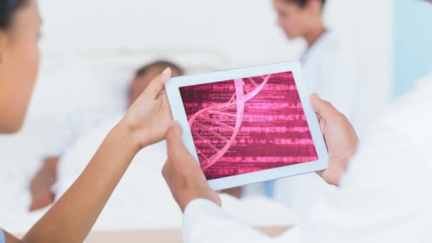 Ψηφιακή Ζωτικότητα Των Γιατρών Χρησιμοποιώντας Ψηφιακό Tablet Dna Και Κωδικοποίησης — Αρχείο Βίντεο