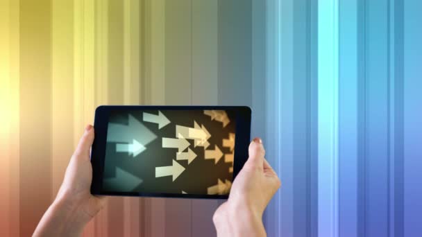 Dijital Tablet Tutan Kadın Oluşturulan Dijital Ekranda Hareket Oklar — Stok video