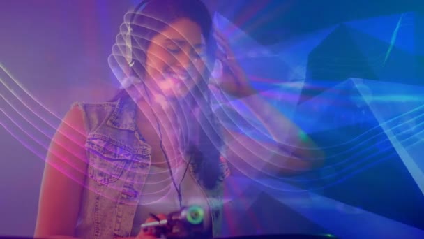 デジタル アニメーション示す笑みを浮かべてディスコ ジョッキー パブでミキシング音楽 でディスコの照明 — ストック動画