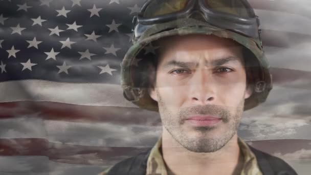 数字动画的骄傲的美国士兵反对美国国旗 美国国旗在风中飘扬 乌云在天空中飘扬 — 图库视频影像