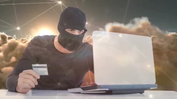 Digital Animering Hacker Hålla Kortet Medan Hacka Den Bärbara Datorn — Stockvideo