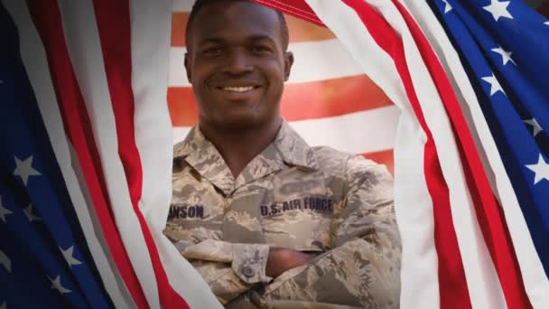 デジタル アニメーション表示誇りに思ってアメリカ人兵士カメラに笑顔します アメリカの国旗に囲まれて — ストック動画