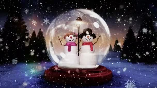 魔法の森で雪の世界の雪だるまカップルのかわいいクリスマス アニメーション 森の上に落ちる雪の結晶 — ストック動画