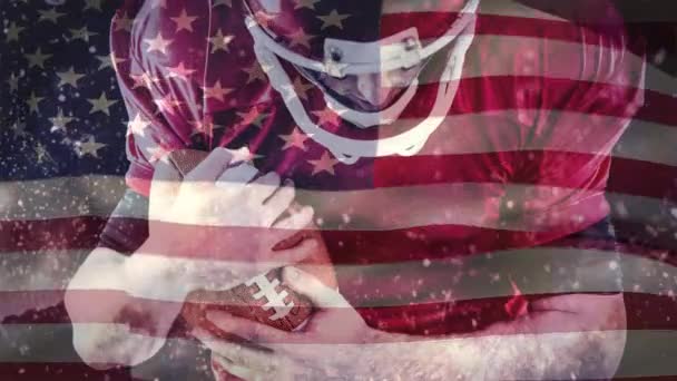 アメリカ国旗に対してラグビー ボールで遊ぶラグビー プレーヤーのデジタル アニメーション アメリカの国旗を背景に風に揺れる — ストック動画