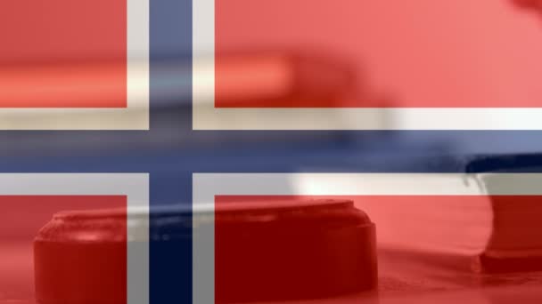 Digitale Animation Von Norwegischer Flagge Und Hammer Richter Hauen Gegen — Stockvideo