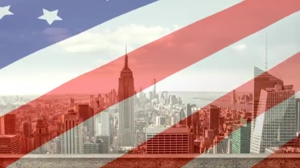 美国国旗的数字动画在风中摇曳着城市 摩天大楼在城市 — 图库视频影像