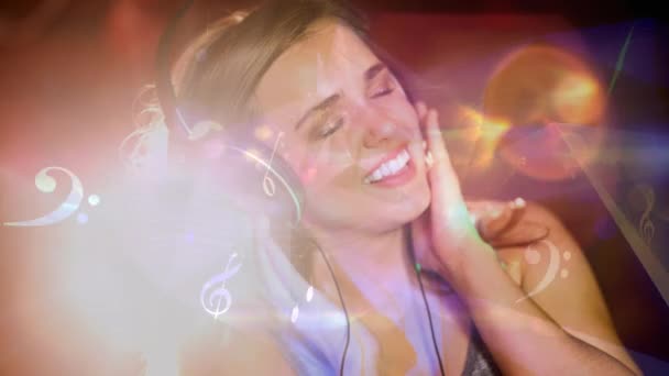 Animación Digital Mostrando Sonriente Disco Jockey Mezclando Música Pub Notas — Vídeo de stock