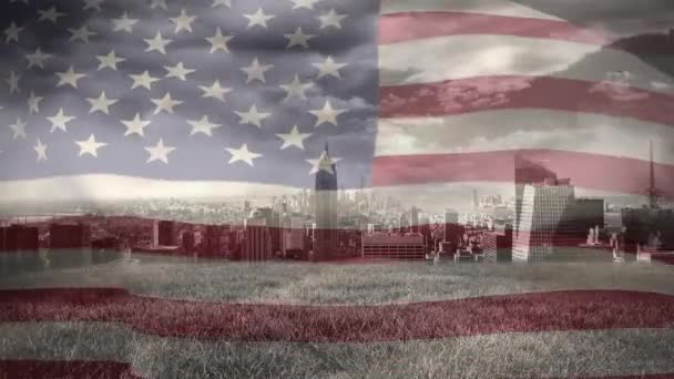 都市景観に対する揺れるアメリカ国旗のデジタル アニメーション 市内の建物のクラスター — ストック動画