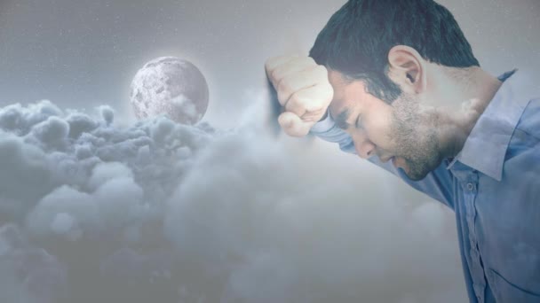 Uomo Depresso Appoggiato Con Testa Muro Nuvole Galleggianti Nel Cielo — Video Stock