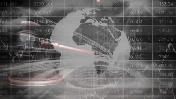 世界のビジネスを示す概念のデジタル アニメーション 世界的金融画面叩いて裁判官小槌 — ストック動画
