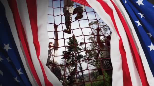 Digital Animering Militära Soldater Klättring Rep Hinderbana Omgiven Amerikanska Flaggan — Stockvideo