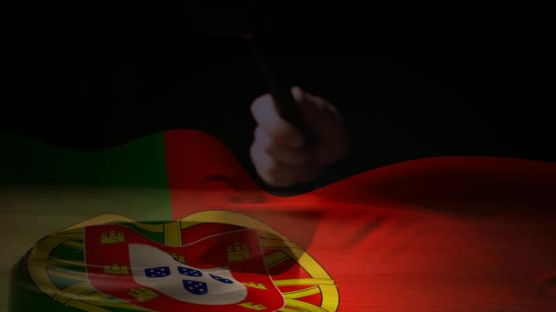 Digitálně Složené Grunge Portugalsko Vlajky Kladívkem Soudci Kladívkem Bouchání Proti — Stock video