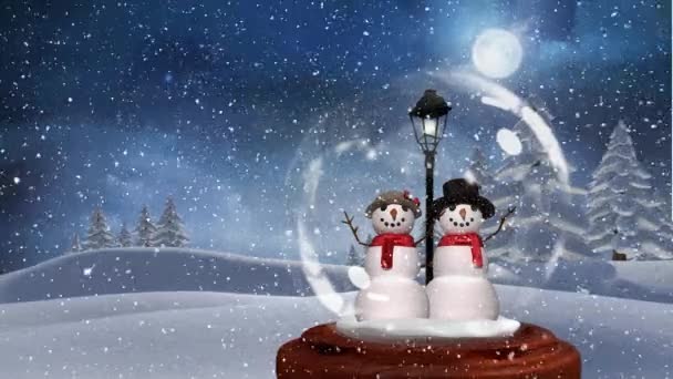 Roztomilý vánoční animace sněhulák páru v kouzelný les. Sníh padá v lese v noci