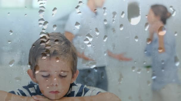 両親が喧嘩をしながら苦しんでいる子供の概念のデジタル アニメーション 水のガラスの寝返り — ストック動画