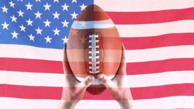 Ragbi topu karşı Amerikan bayrağı tutarak rugby oyuncusu dijital animasyon. Amerikan bayrağı arka planda sallanan