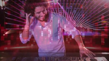 Barda müzik karıştırma dijital animasyon gösteren gülümseyen disko jokey. 4k arka planda disko ışıkları