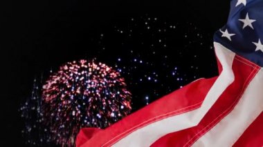 Gece havai fişek dijital animasyon. Ön plan üzerinde Amerikan bayrağı 