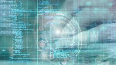 Dijital animasyon ile kodları programlama arabirimi ekran. arka planda dizüstü bilgisayar kullanan kadın