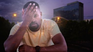 Dijital animasyon yüz şehir arka plan karşı taraftan gerildi adamın. Trafik ve alacakaranlıkta ticari binalar 