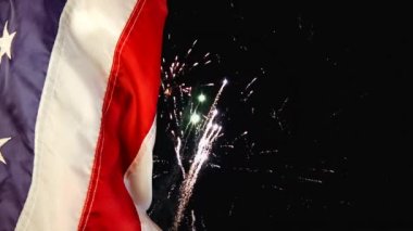 Gece havai fişek dijital animasyon. Ön plan üzerinde Amerikan bayrağı