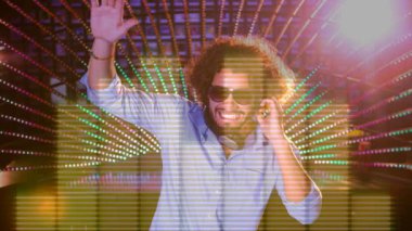 Dijital animasyon ses mikseri gece kulübünde oynayan adam. 4 k arka plan hareketli müzik notaları