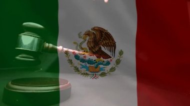 Dijital olarak kompozit grunge Meksika bayrağı ve tokmak. Yargıçlar tokmak karşı bayrak beceriyor