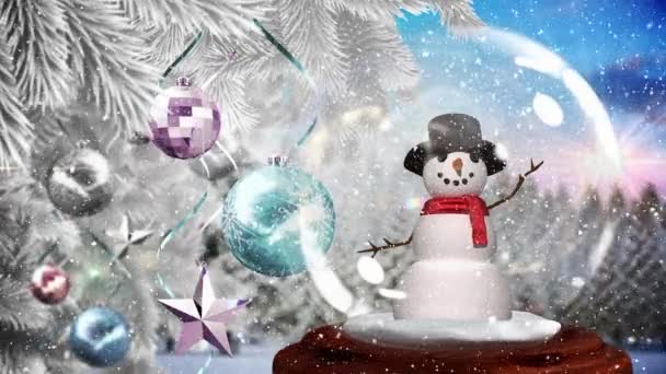 可爱的圣诞动画雪人和闪闪发光的小球在圣诞树上 雪落在森林里的圣诞装饰上 — 图库视频影像
