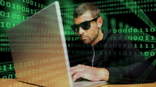 黑客黑客黑客攻击笔记本电脑的数字动画 蓝色背景下的二进制编码技术 — 图库视频影像
