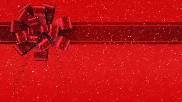 赤い背景に対してギフト弓と赤いリボンのデジタル アニメーション 前景に降る雪 — ストック動画