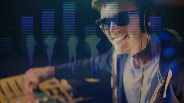 Digitale Animation Die Lächelnden Discojockey Zeigt Der Musik Einem Pub — Stockvideo