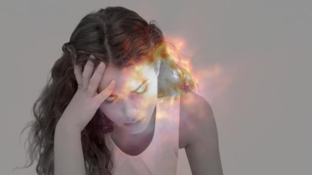 数字动画与严重头痛的妇女坐在头上的手 火焰从后面吹来 — 图库视频影像
