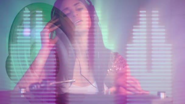 Animation numérique de disco jockey mêlant musique dans pub. Égaliseur graphique en arrière-plan  