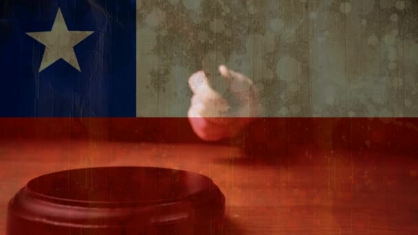 智利国旗和铁锹的数字动画 法官的木棍撞在国旗上 — 图库视频影像