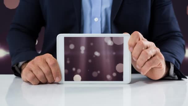 Ψηφιακή Κινούμενη Εικόνα Επιχειρηματία Κρατώντας Laptop Φυσαλίδες Που Κινούνται Επί — Αρχείο Βίντεο