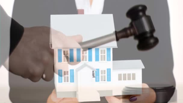 Animación Digital Agente Inmobiliaria Femenina Sosteniendo Modelo Casa Jueces Golpeando — Vídeo de stock