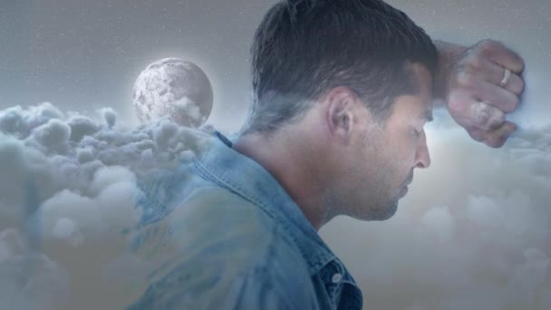 Uomo Depresso Appoggiato Con Testa Muro Nuvole Galleggianti Nel Cielo — Video Stock