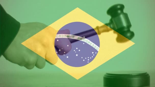 Digitalt Sammensatt Brasils Flagg Dommer Hamrer Klingende Blokk – stockvideo
