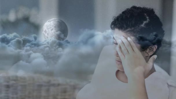 頭に手を心配している女性のデジタル アニメーション 月と白い雲が空を移動 — ストック動画