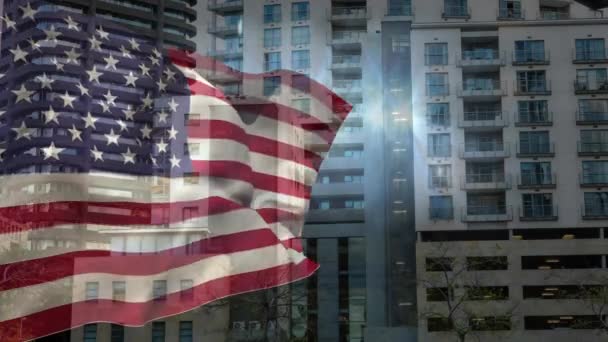 Cyfrowej Animacji Amerykańską Flagę Kołysząc Przeciwko Budynków Mieście — Wideo stockowe