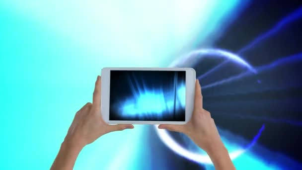 Kadın Holding Dijital Tablet Gösterilen Dijital Animasyon Işıklar Yanar Arka — Stok video