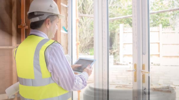 Animación Digital Ingeniero Usando Tableta Digital Cerca Ventana Jueces Martillo — Vídeo de stock