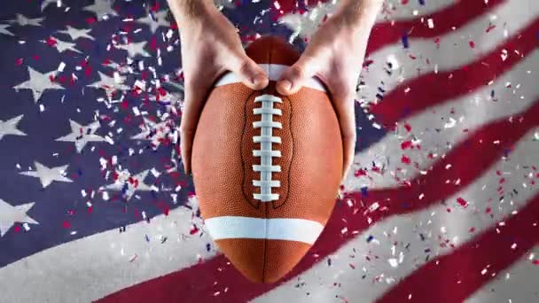 拿着橄榄球的橄榄球运动员的数字动画 五彩美旗对摇摆不定的美国国旗移动 — 图库视频影像