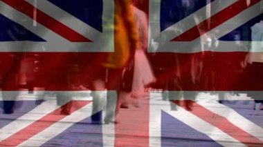 İngiliz Birliği Jack bir üzerinde yürüyen insanlar ile dijital bileşik şehir merkezinde cadde kalabalık