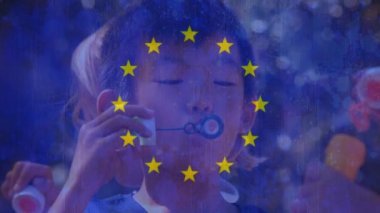 Sabun köpüğü üfleme mavi statik Avrupa bayrak ve çoklu etnik çocuk